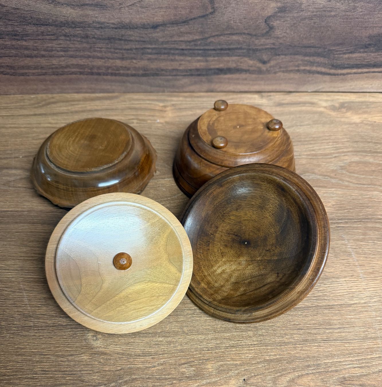 Ciotole: 2 antike Holzschalen mit Deckel, verschiedene Designs – Usato da Nussbaumen AG venduto da olitech5415 1