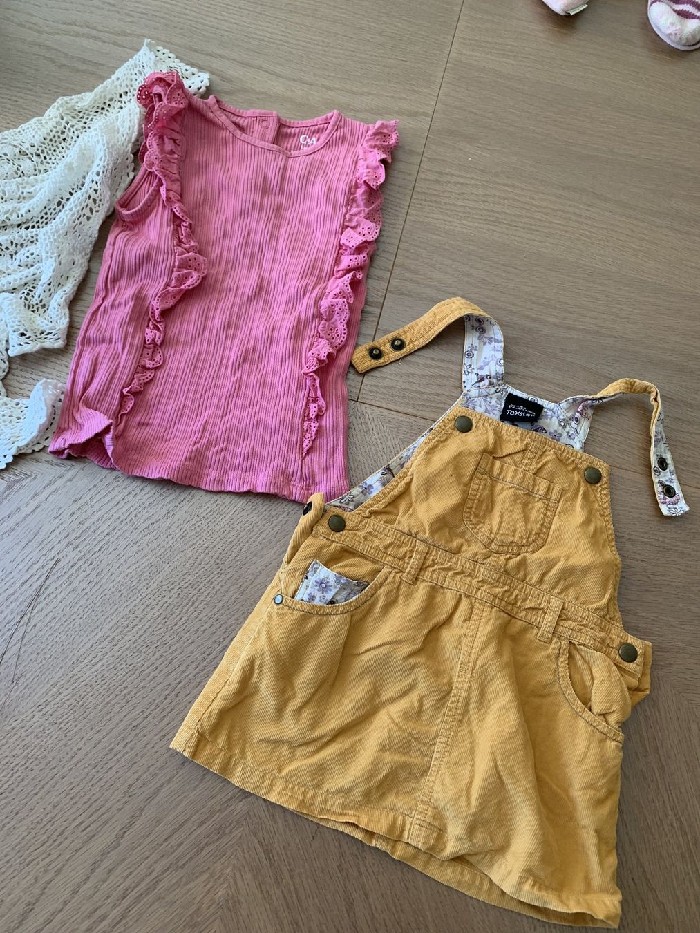 Lotti & Set di vestiti: Cordrocke + t-shirt Gr.98 – Usato da Moutier venduto da chDuplessy
