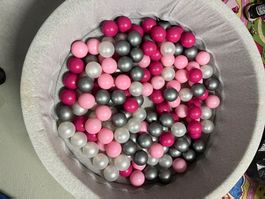 Bällebad rund grau mit Bällen rosa silber gebraucht