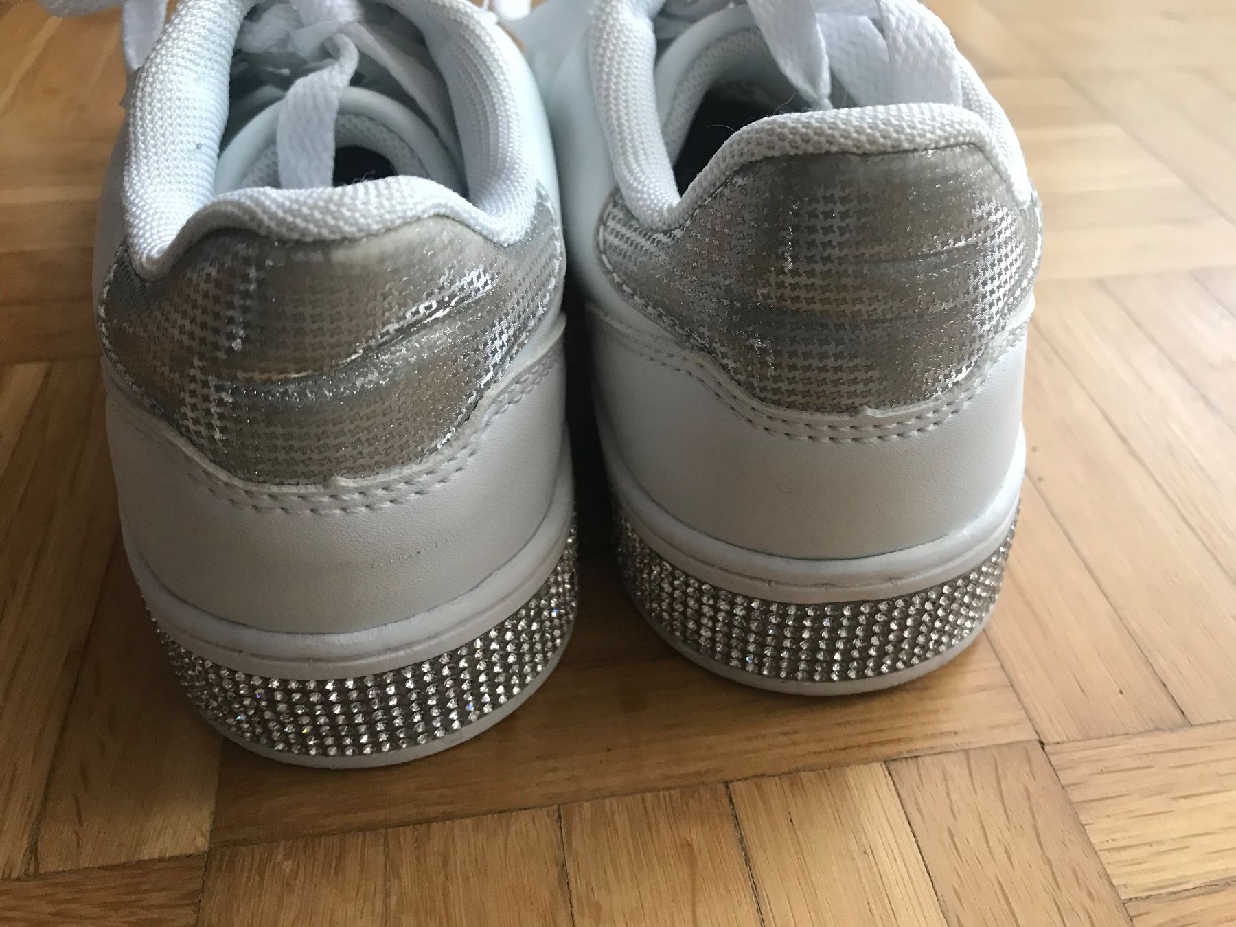 Scarpe per ragazze: Sneaker mit Strasssteinchen Grösse 33 weiss – Usato da Emmenbrücke venduto da Hathor123 4