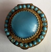Belle boîte à pilules vintage en métal doré et pierre bleue!