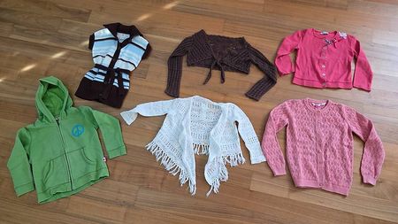 Gr. 110 - 140: Div. Hoodie/Kapuzen- Strick-Jäckli, Bolero 