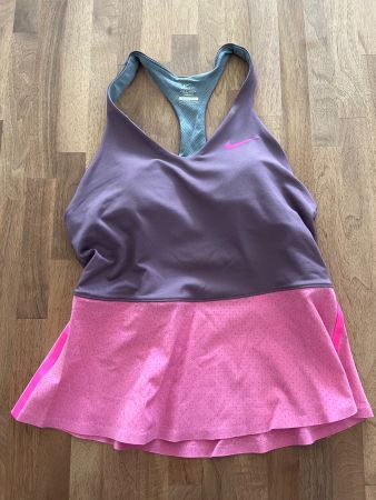 Neues Nike Damen Tennisoberteil Gr. S