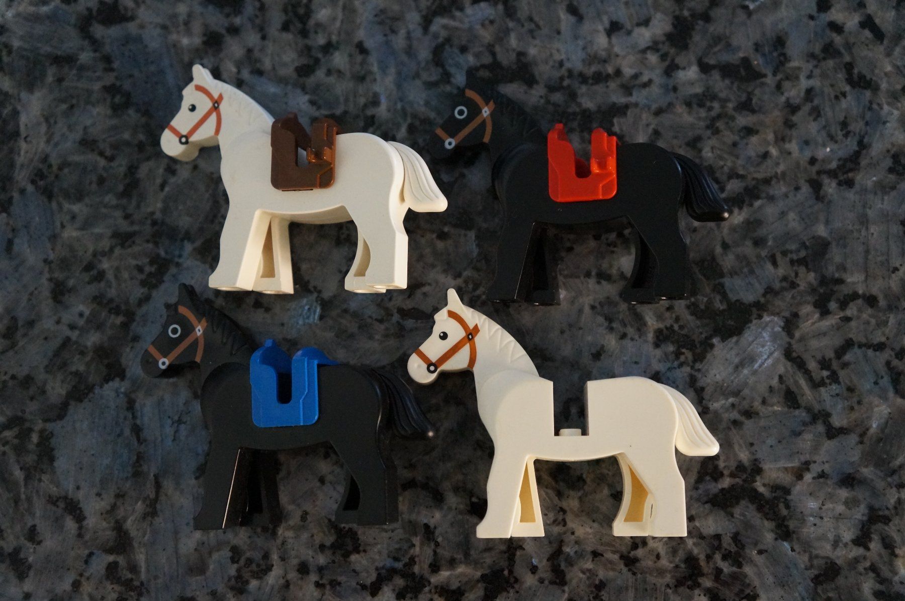 Lego Spielzeuge: Lego 4 Pferde – Gebraucht aus bronschhofen von blackpearl01 1