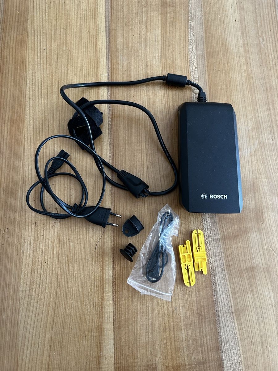 Ladegeräte: Bosch Fast Charger 6A 220-240V eBike System Ladegerät – Neu (gemäss Beschreibung) aus Thun von hei_h772 1