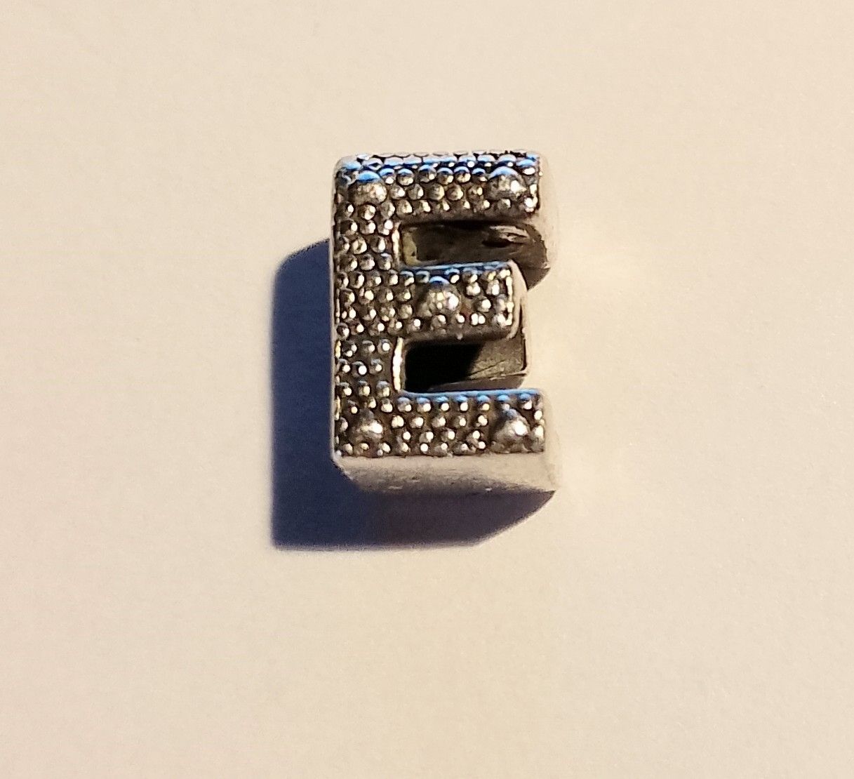 Pandora Anhänger: Pandora Charm Buchstabe E  – Gebraucht aus Therwil von col_m6rx 1