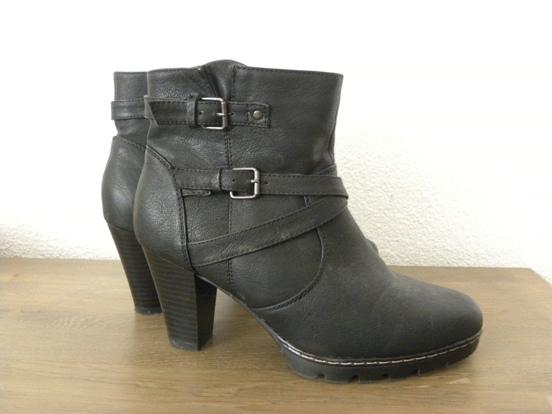 Chaussures femmes: Stiefeletten schwarz Gr. 38 – D'occasion à WALTERSWIL SO par thb_ybm8