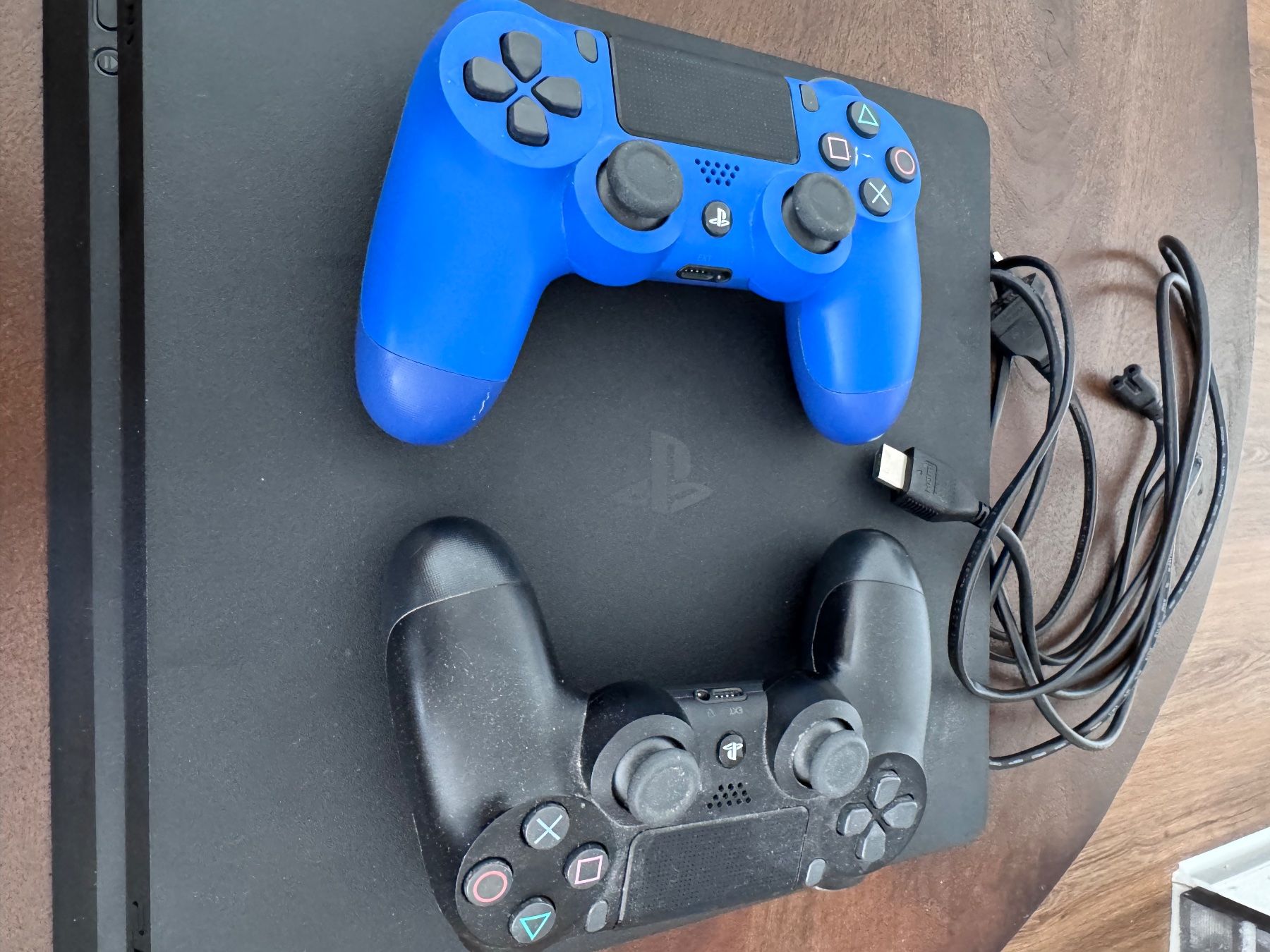 Sony Console: PlayStation 4 inkl. Zwei Controller – Usato da Zürich venduto da bryananthony 1