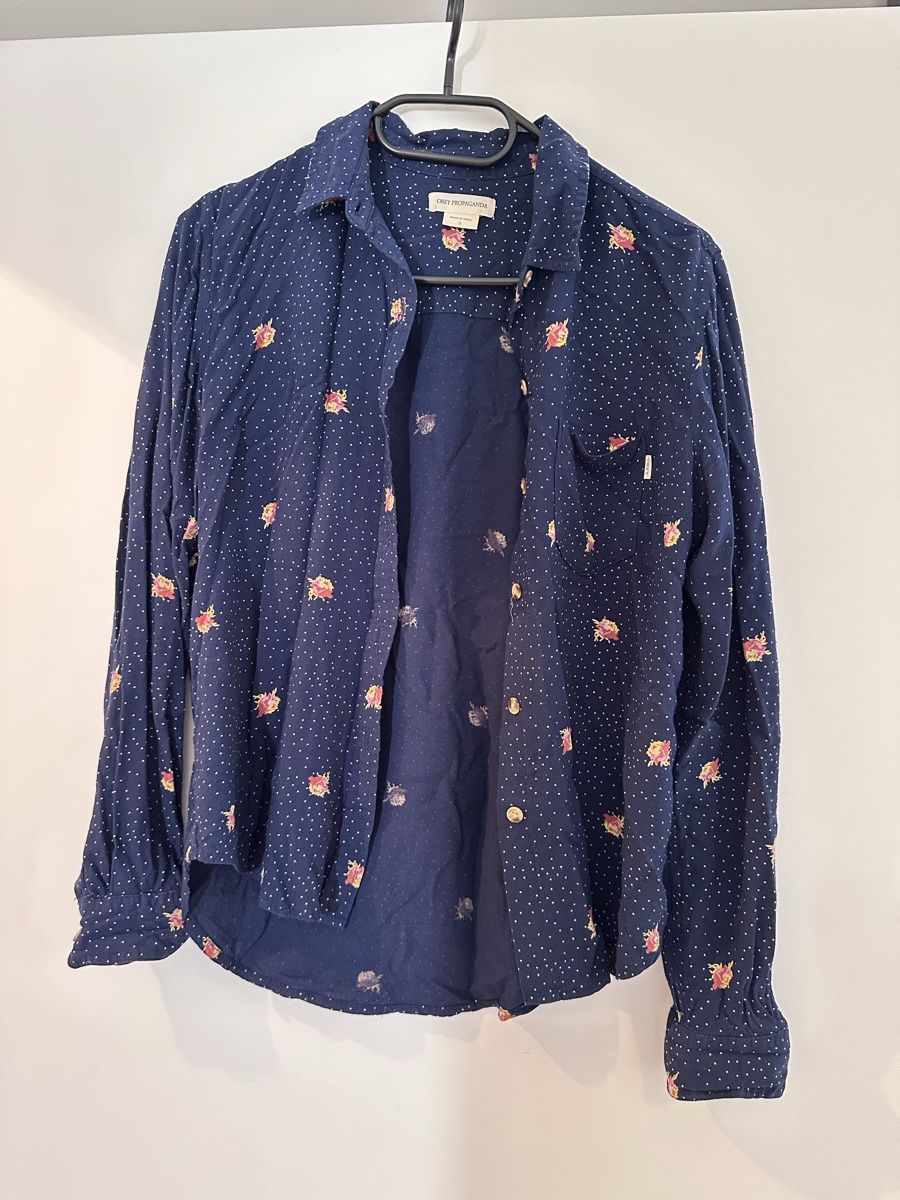 Blusen: Obey Propaganda Hemd, Grösse S, Dunkelblau mit Blumenmuster. – Gebraucht aus St. Gallen von Nood