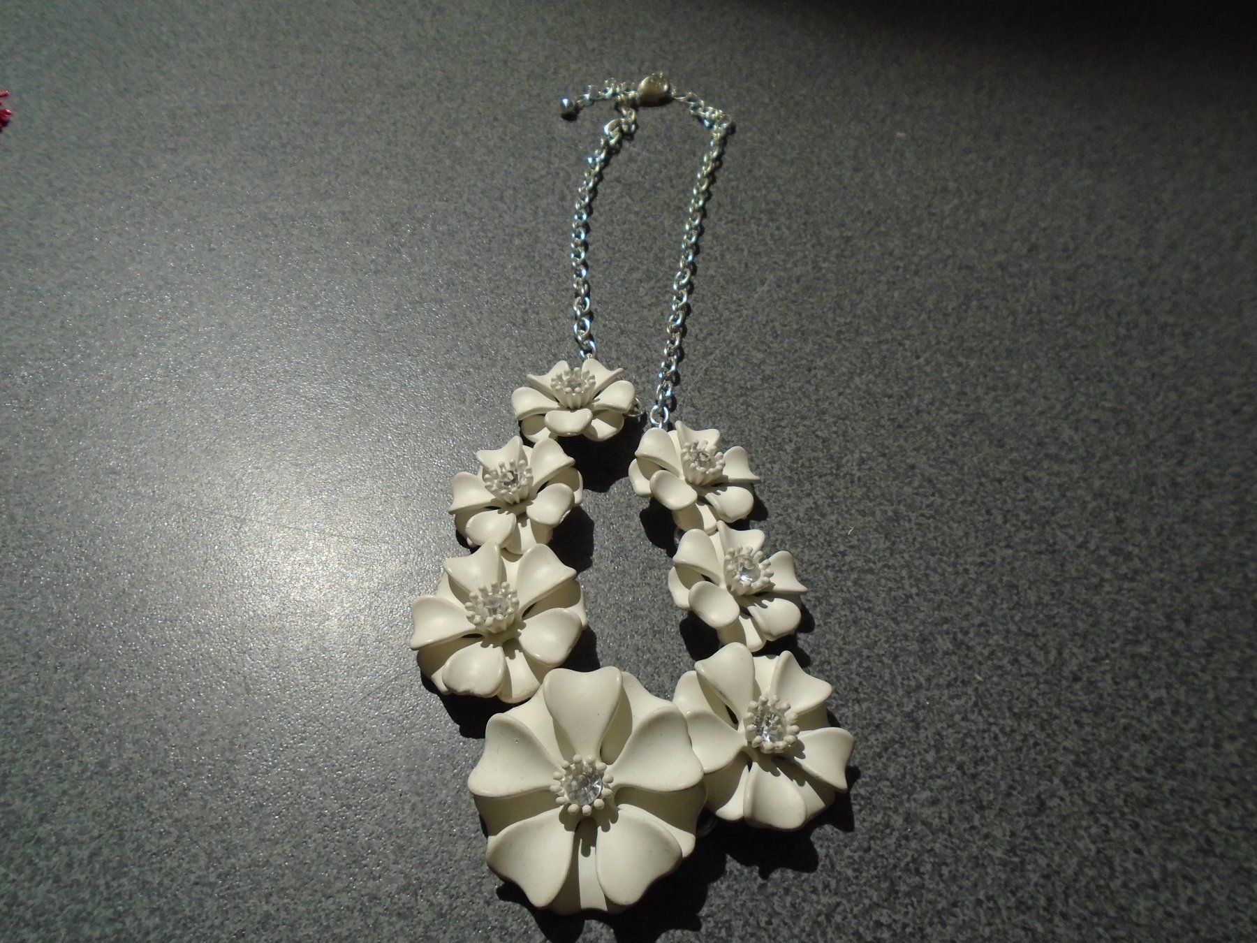 Catenine: Kette silberfarbig, weisse Blumen – Usato da Zürich venduto da abraxas1291