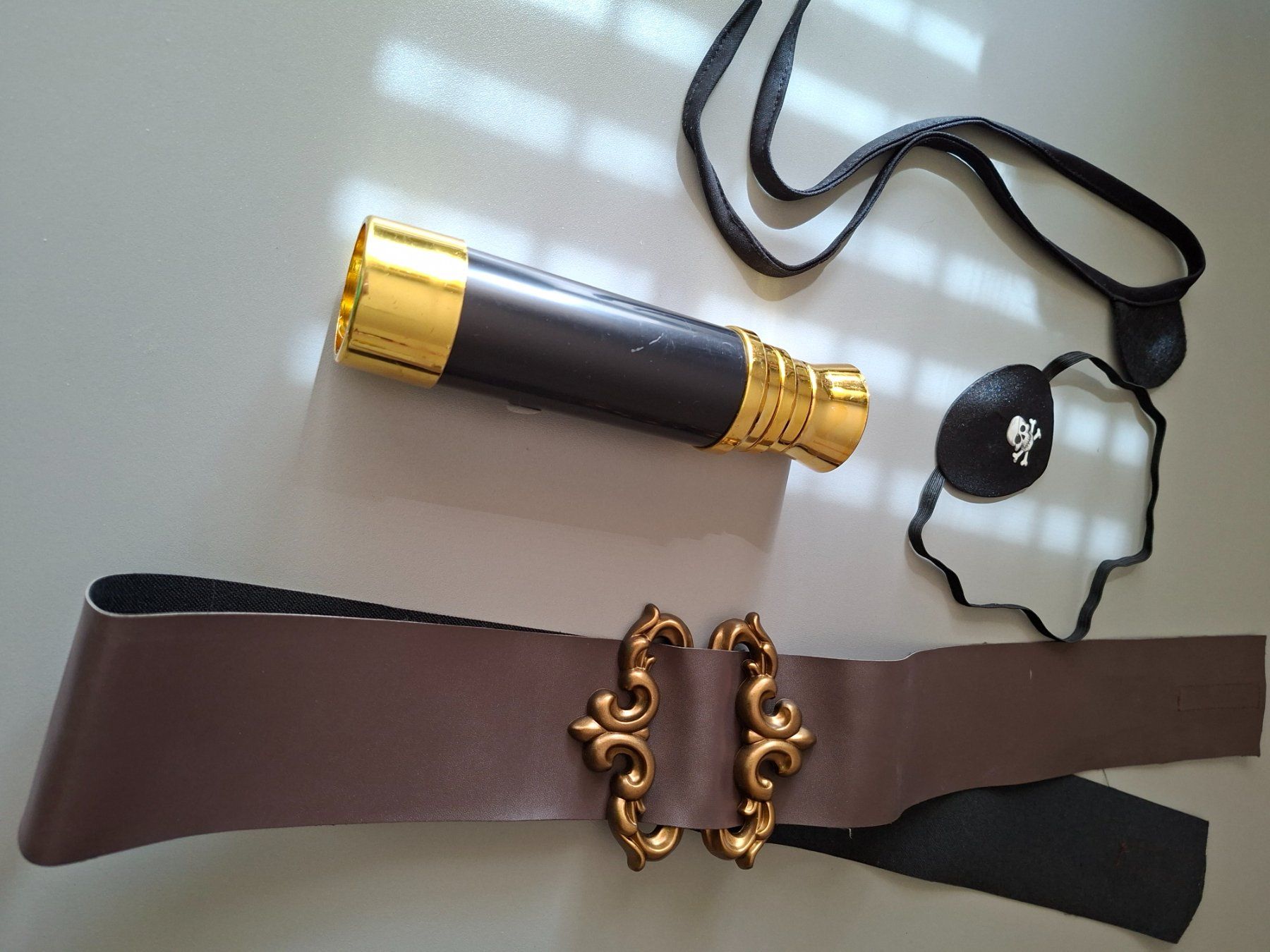 Costumi: Herren Piratenkostüm mit Accessoires – Usato da Suhr venduto da karapuzik 9