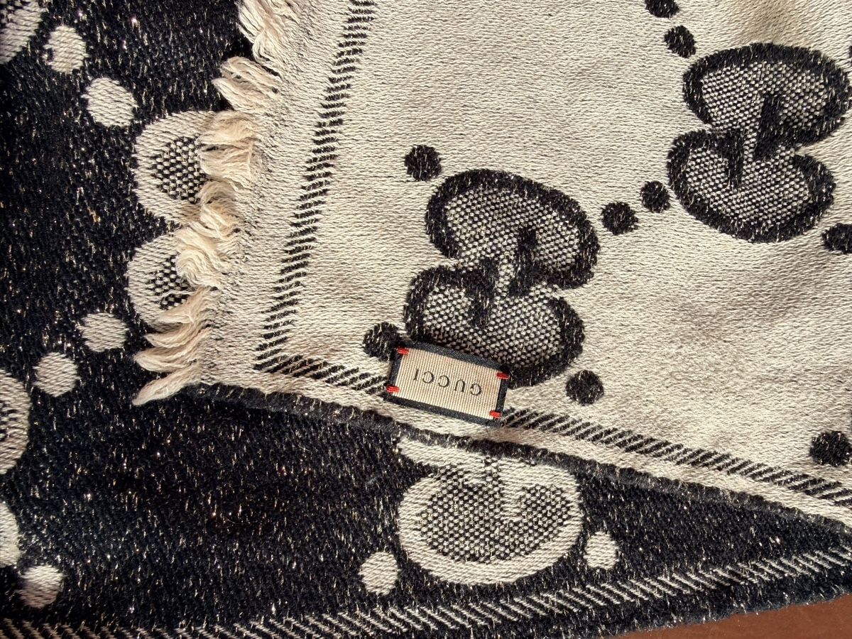 Gucci Foulard & Sciarpe: Écharpe Gucci très bon état! – Usato da Vétroz venduto da est_xyr5 2