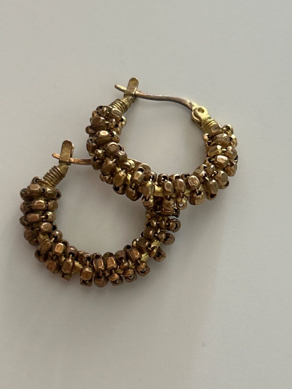 Ohrringe & -stecker: Goldfarbene Creolen mit Perlenstruktur Modeschmuck – Gebraucht aus Brunnen von Nala2929 4
