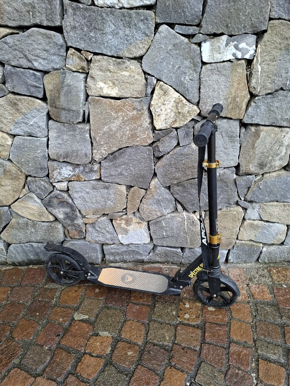 Kickboard: Kickroller Apollo Spectre, schwarz, guter Zustand – Usato da Buttisholz venduto da Flop