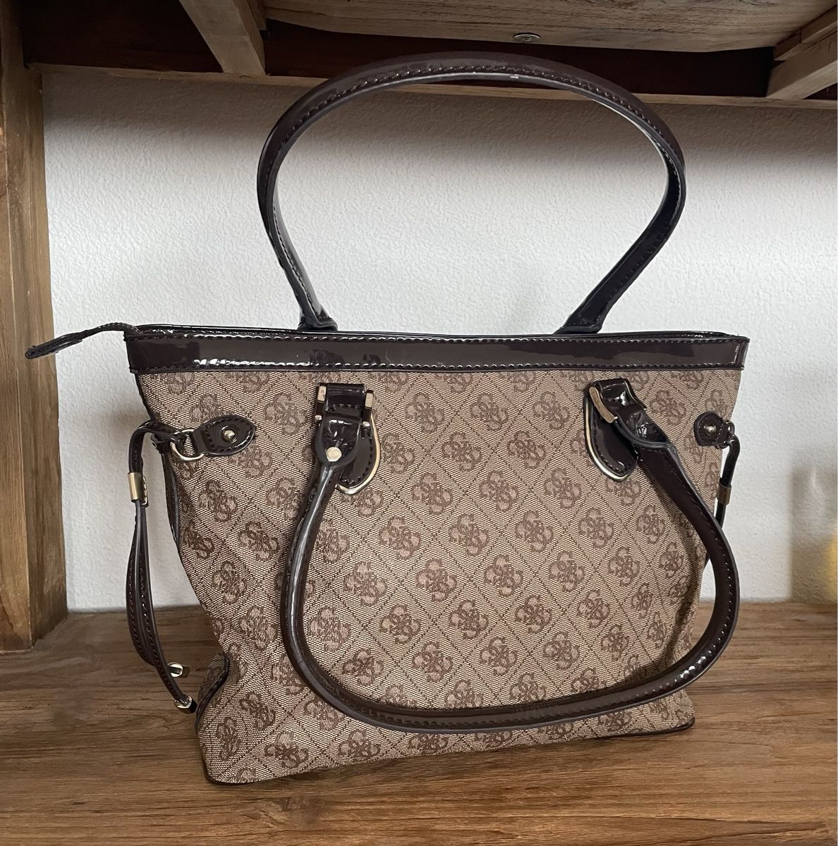 Guess Taschen für Damen: GUESS Handtasche Braun mit Logodruck – Gebraucht aus Eschenbach SG von Patri84