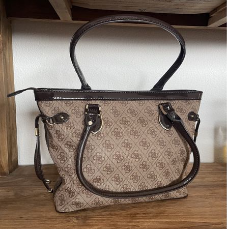 GUESS Handtasche Braun mit Logodruck