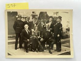 Alte Fotografie Gruppe mit Damen und Herren 1946