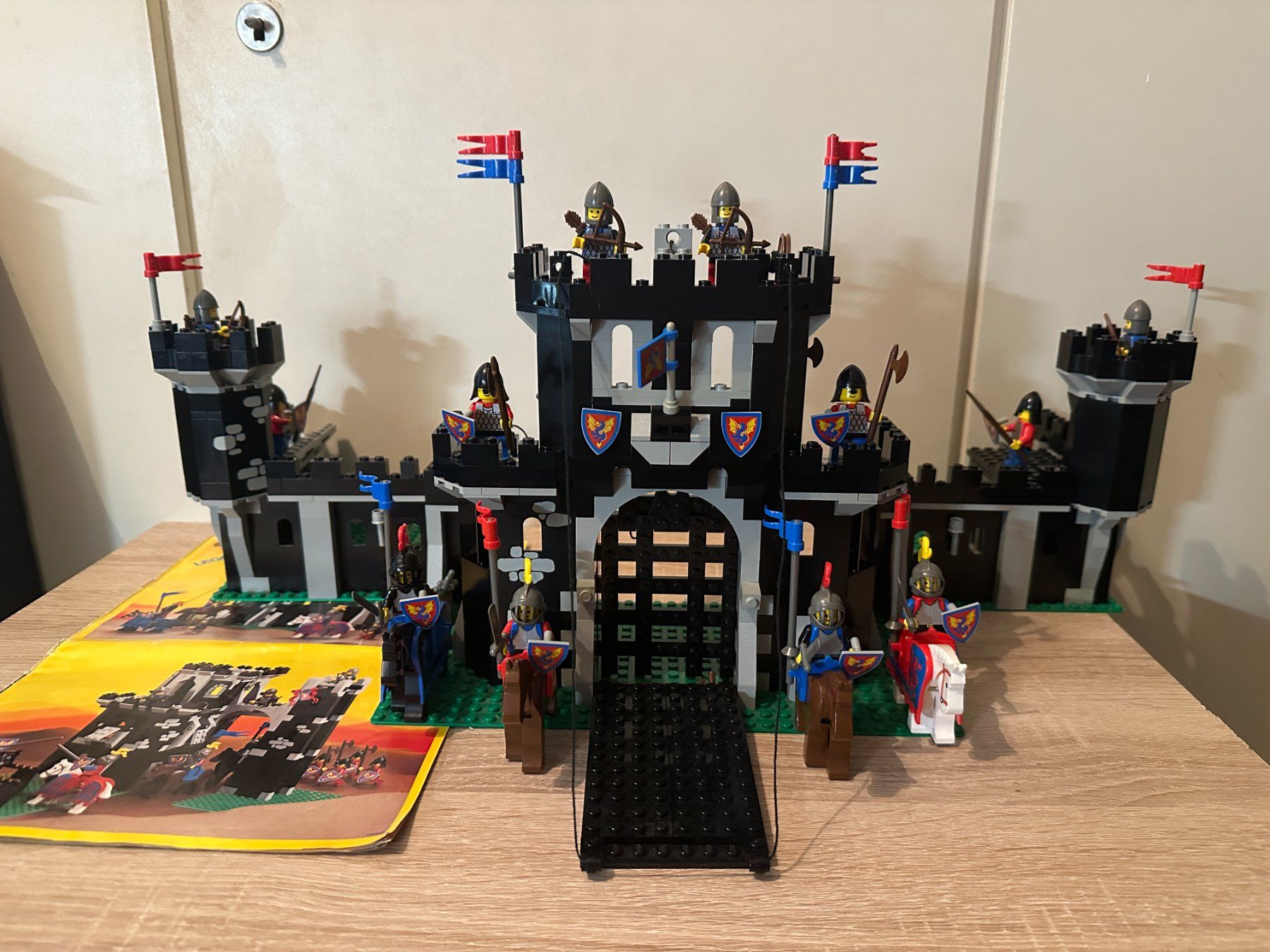 Legoland Kit di costruzioni: LEGO Ritter 6085 Black Monarch's Castle – Usato da Basel venduto da Don-Angel 1