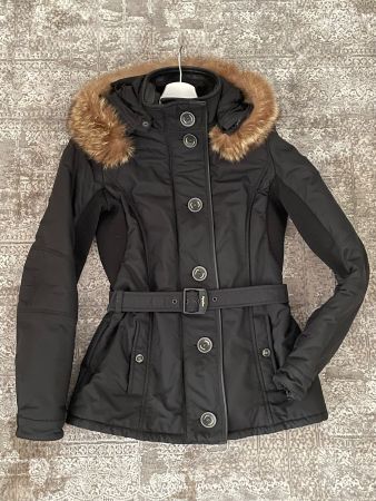 Schwarze Winterjacke mit Pelzkaputze, Gr. 38, Top Zustand