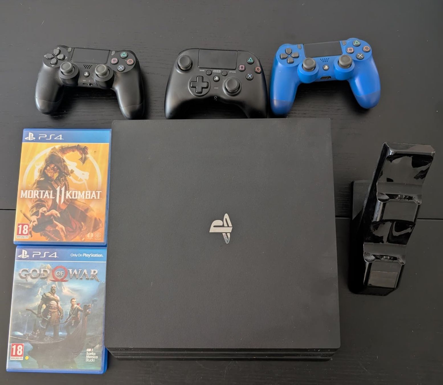 Sony Consoles: PS4 Pro bundle – D'occasion à Basel par fre_h5zr