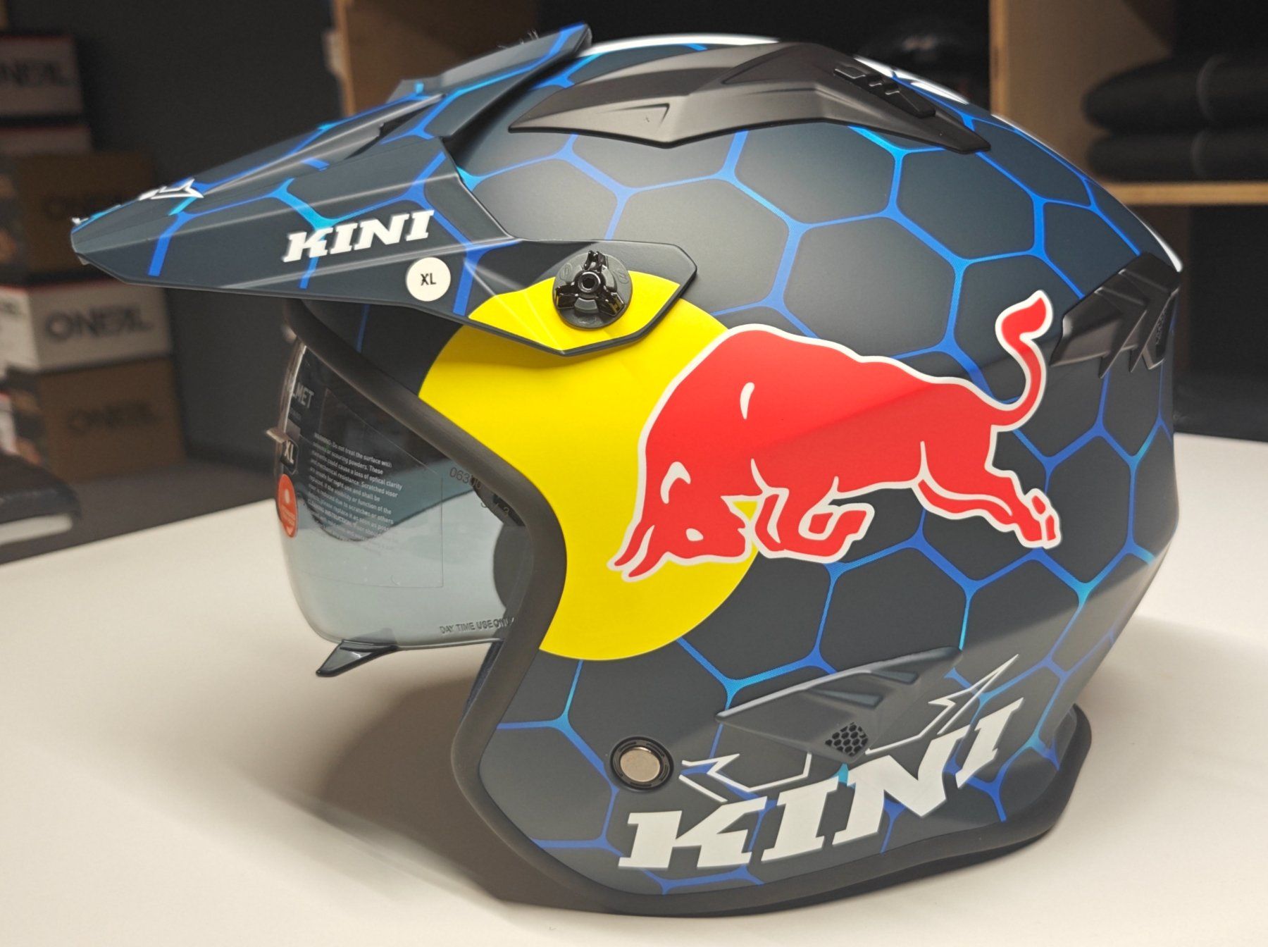 Red Bull Caschi & visiere: Originale Red Bull Helme XL – Nuovo e nell'imballaggio originale da Trimmis venduto da 0004