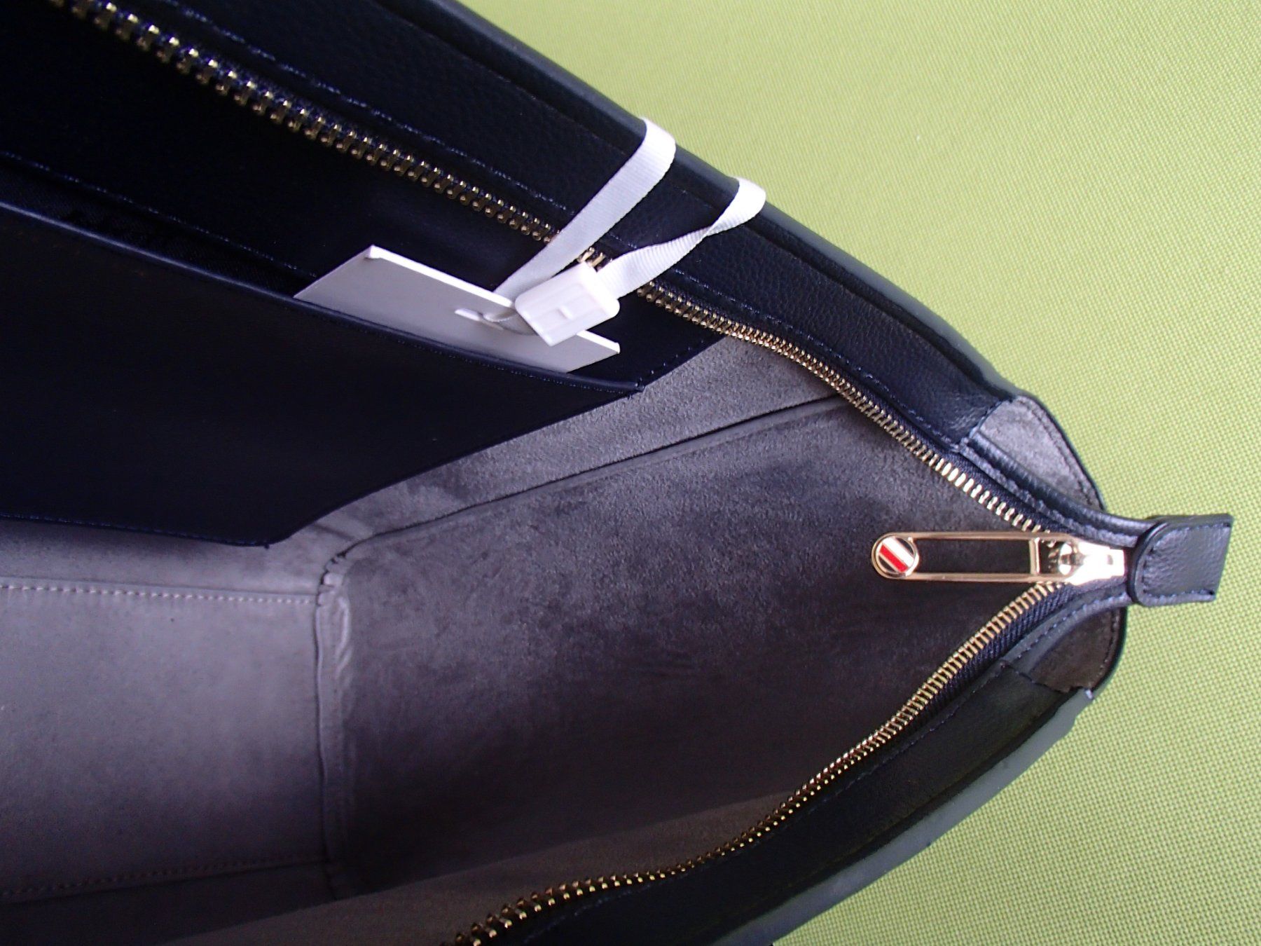 Tommy Hilfiger Borse da donna: Original dunkelblauer Tommy Hilfiger Shopper neu – Nuovo e nell'imballaggio originale da Schöfflisdorf venduto da pullux 9