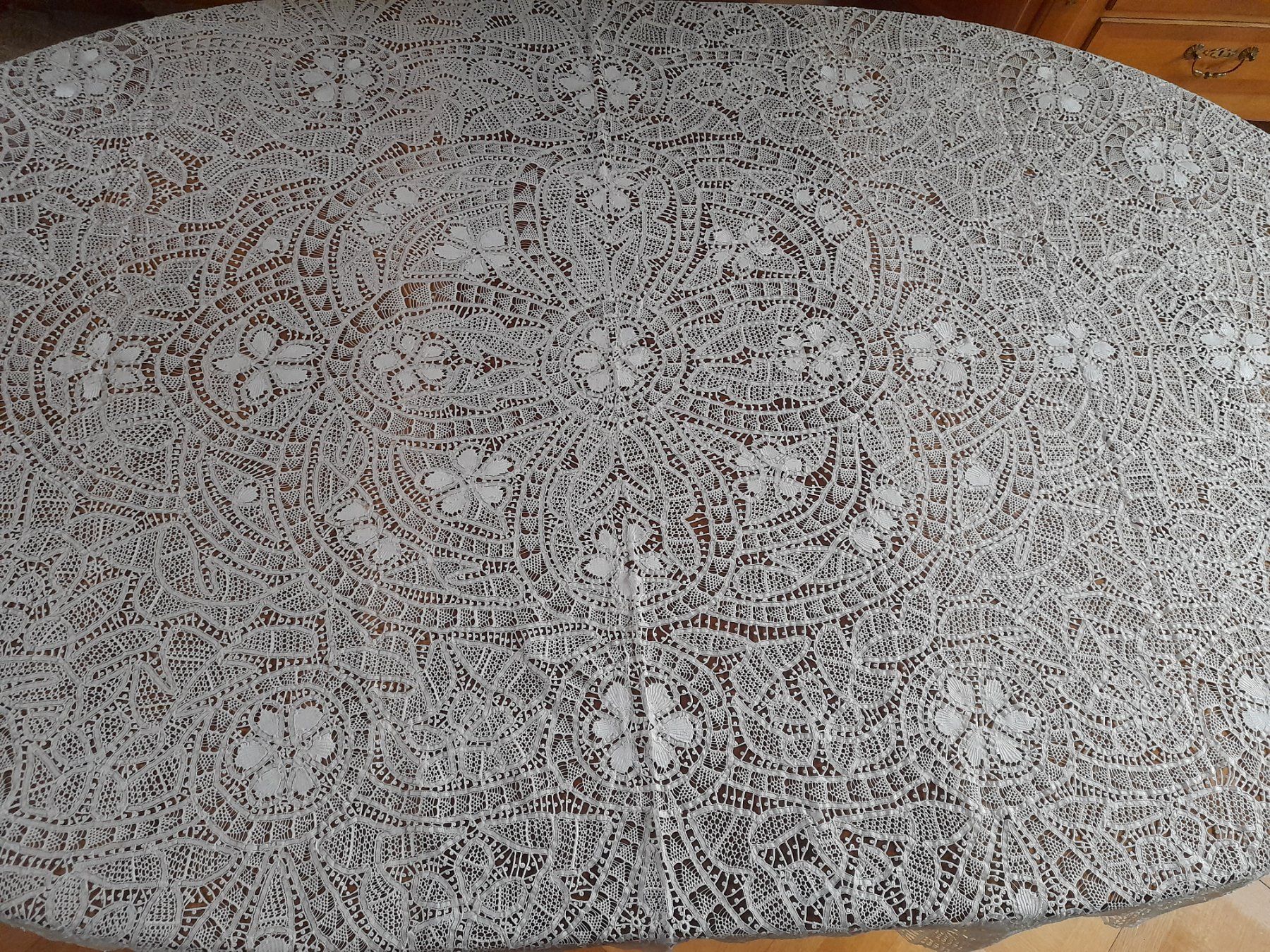 Coperte: ANTIKE GROSSE SPITZENTISCHDECKE, HANDARBEIT  250x170 – Nuovo (secondo la descrizione) da Lenzburg venduto da mayfair02 1