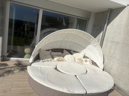 Rattan Sonneninsel mit Dach und Polstern – günstig abzugeben