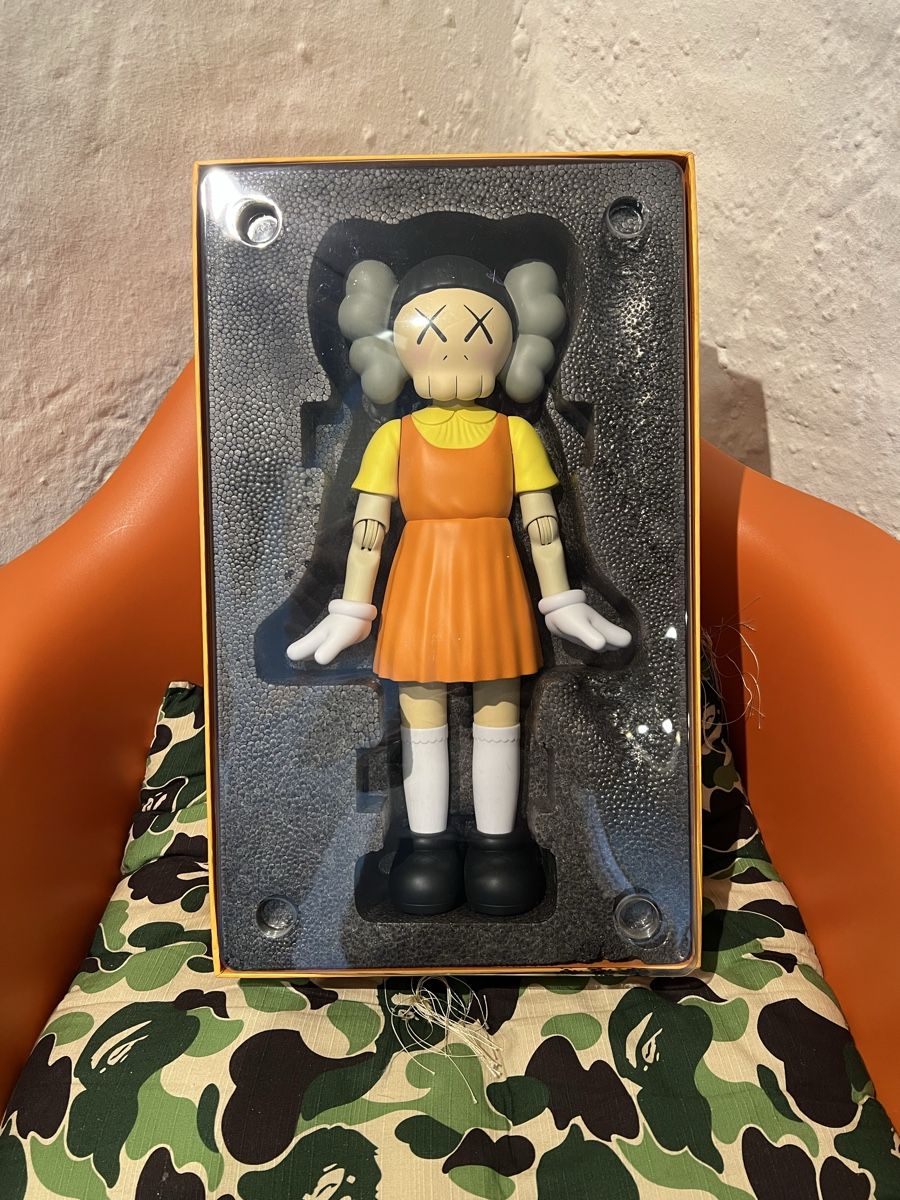 Statuette: KAWS x Squid Game Figur – Nuovo e nell'imballaggio originale da Zürich venduto da Realvintagesale 3