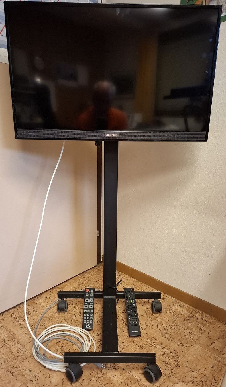 Grundig Appareils TV: Fernseher mit Rollengestell – D'occasion à Melchnau par Fredy027
