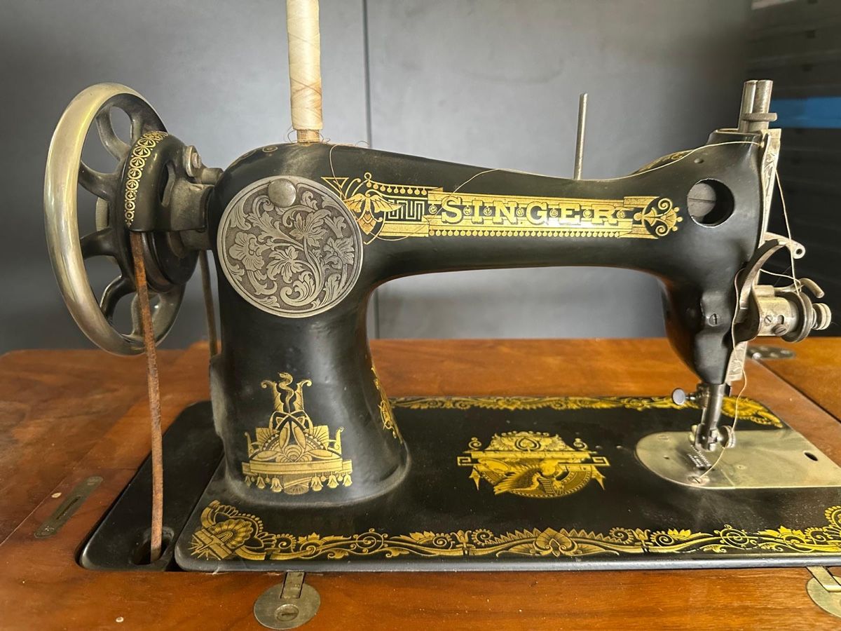 Singer Nähmaschinen: Singer Sewing Machine with Table and Foot Pedal – Gebraucht aus Olten von Asaliya 3
