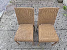 2 Besche Rattan-Stühle für den Garten.