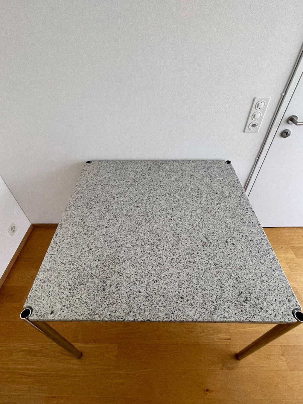 USM Tavoli: USM Haller Granittisch 100x100x74cm – Usato da Lufingen venduto da Mark7777 2