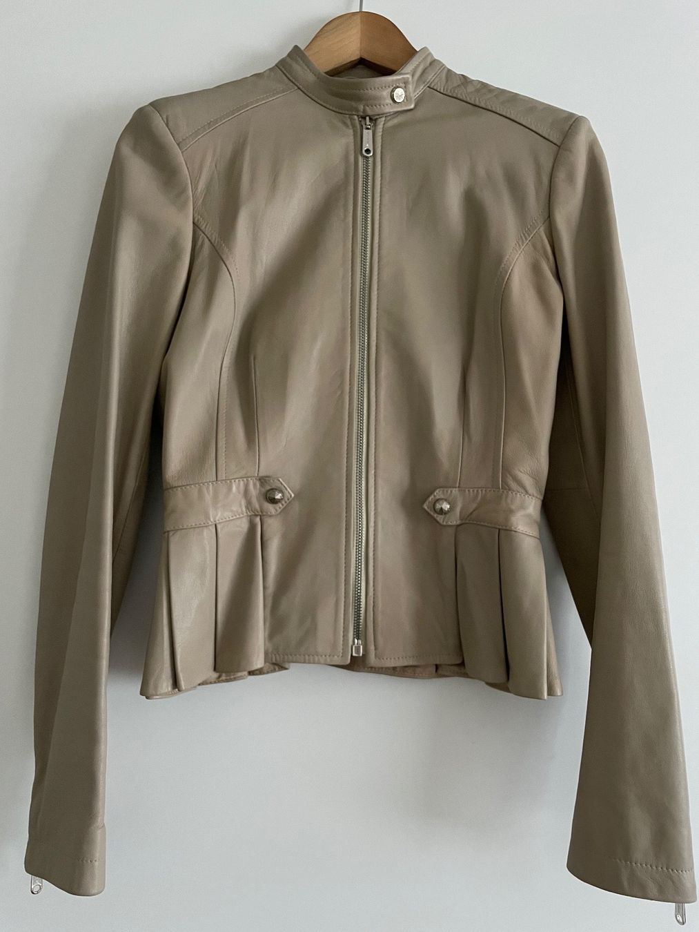 Versace Jacken: Lederjacke von Versage Jeans beige Größe 34 – Gebraucht aus Zürich von Minixxs