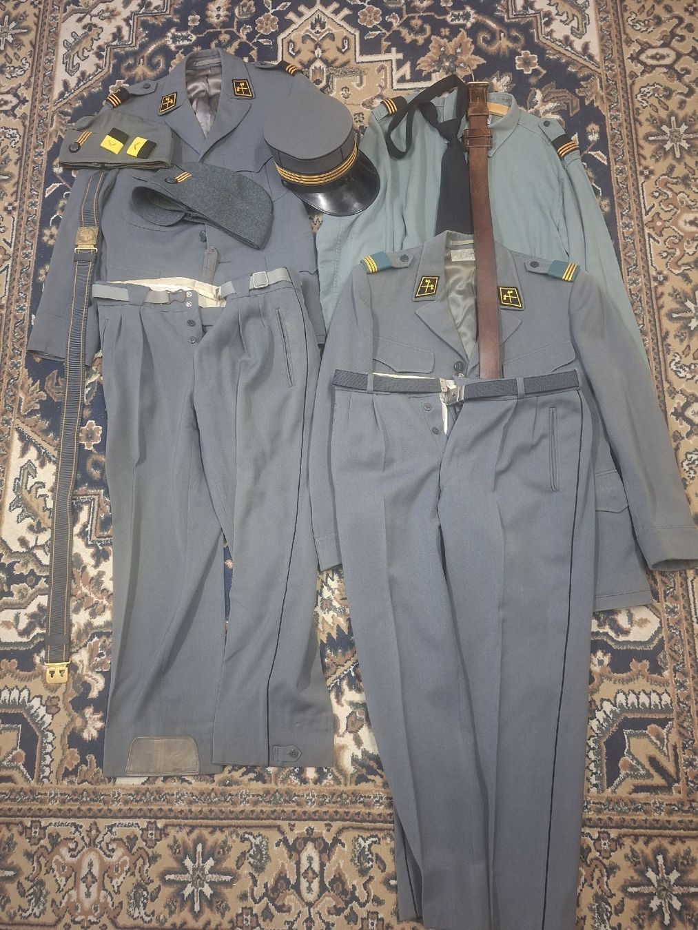 Schweizer Armee Uniformi: Hauptmann Uniform – Usato da Boswil venduto da Polydealer
