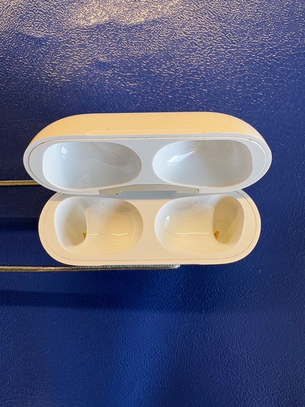 Apple Kopfhörer: Apple AirPods Pro 1 charging case (A2190). – Gebraucht aus Lausanne von Zorrus77 3