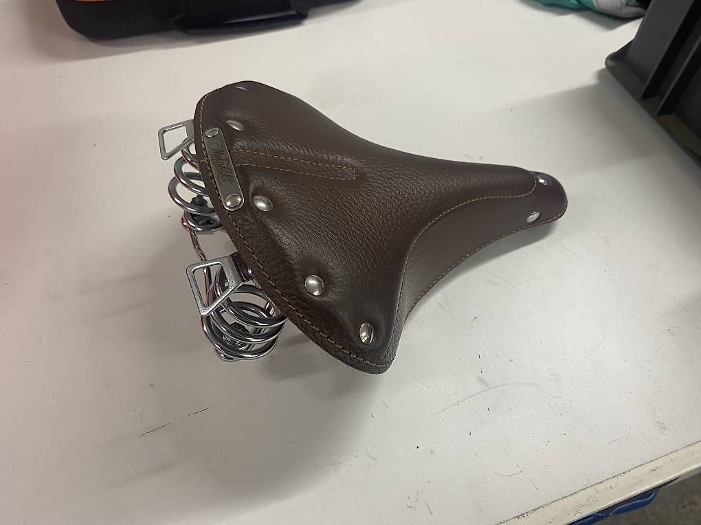 Selles, accessoires: Mofa Ledersattel – D'occasion à Hermiswil par reb_q8k9