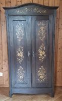 Bemalter Bauernschrank aus Massivholz  Jahrgang 1979