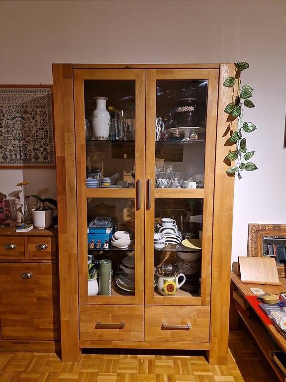 Vitrinen: Vitrinenschrank aus Massivholz – Gebraucht aus Basel von velimengo