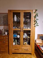 Vitrinenschrank aus Massivholz