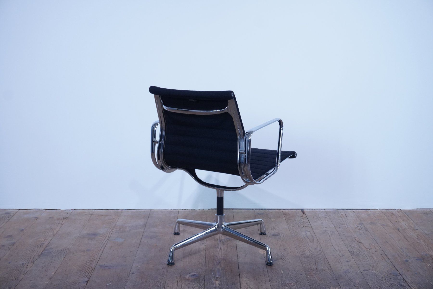 Vitra Sedie: Vitra Eames Alu Chair EA108 Hopsak nero – Usato da Bad Zurzach venduto da QLASSIQ 4