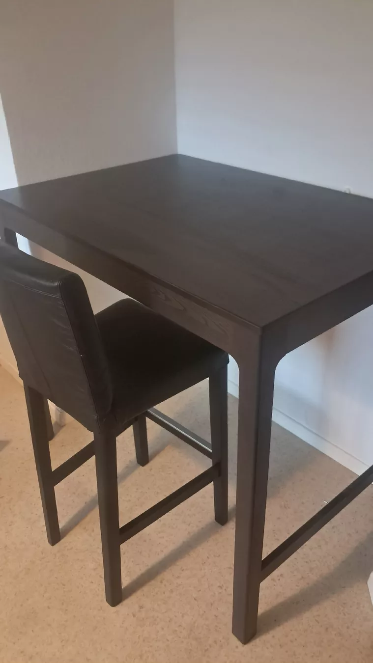 Tischset: Tisch mit Hocker   – Gebraucht aus Ebikon von dar_fd2m