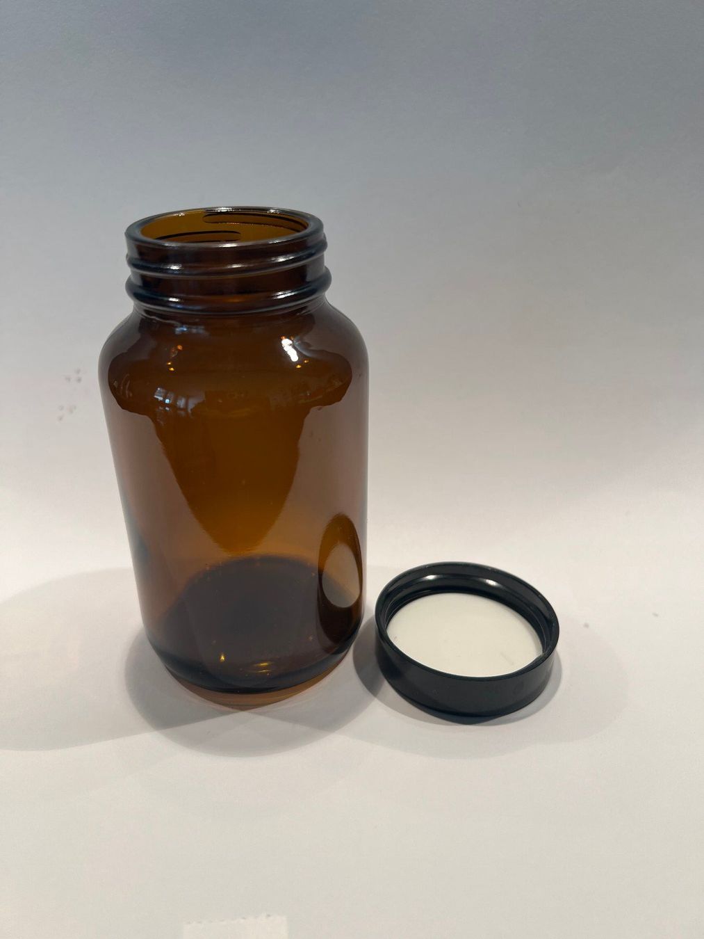 Apparecchiature e tecnologia a gas: Weithalsflaschen aus Glas braun mit Deckel 150 ml – Usato da Unterentfelden venduto da Space463 2