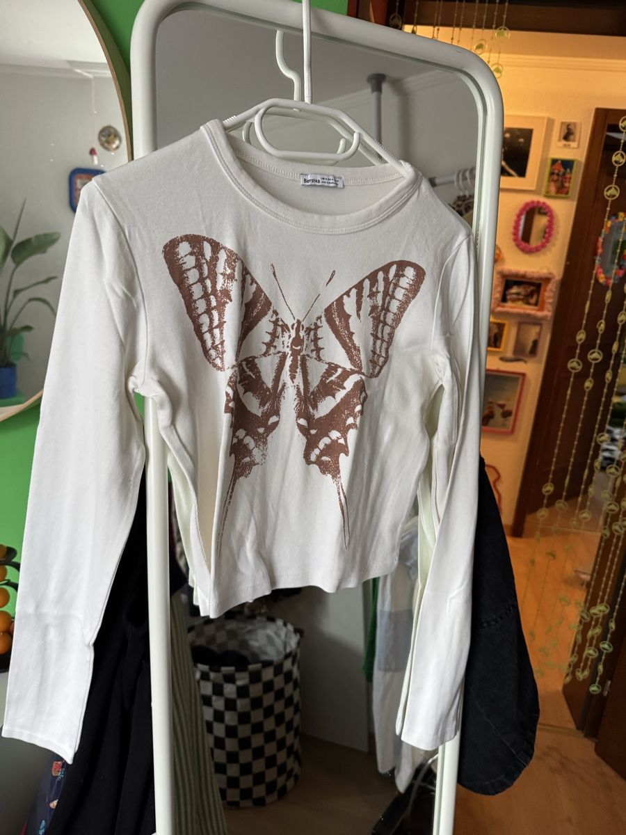 Bershka T-shirt: Bershka Longsleeve Schmetterling Gr M – Usato da Buochs venduto da nik_r7gm