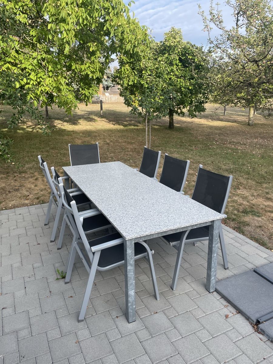 Set di tavolo e panche: Gartentisch mit Stühlen – Usato da Neuenegg venduto da Thiemond 1