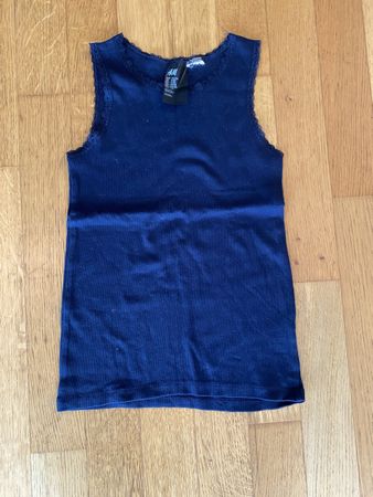 Dunkelblaues H&M Top mit Spitze, Grösse 134/140 - Neuwertig!