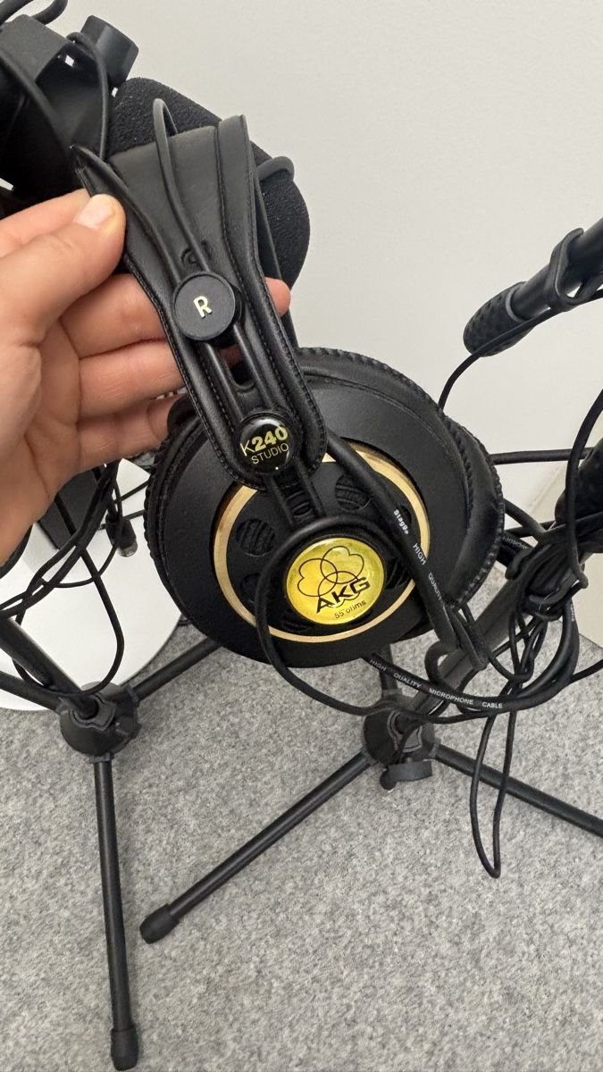 Akg Cuffie: 3 AKG K240 Studio Kopfhörer mit Mikrofon und Stativ – Usato da Zürich venduto da SaKunz90 1