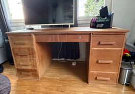 Holz-Schreibtisch mit Schubladen gebrauchter Zustand