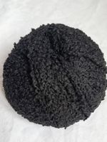 50g weiche Merinowolle, schwarz