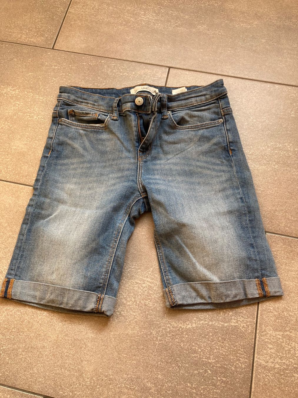 H&M Jeans: Kurze Jeans Gr. 26; H&M – Usato da Mosnang venduto da Kusli09